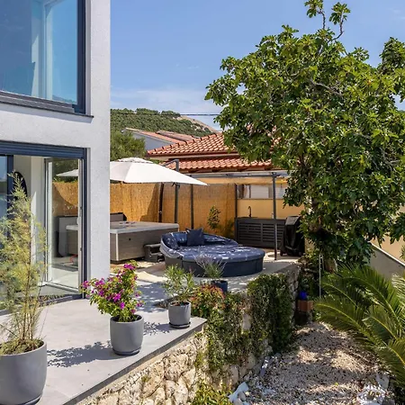 Holiday home Lovely In Rab With House Sea View *