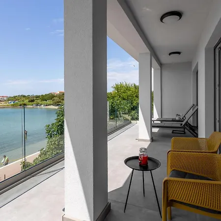 Lovely In Rab With House Sea View Case de vacanță